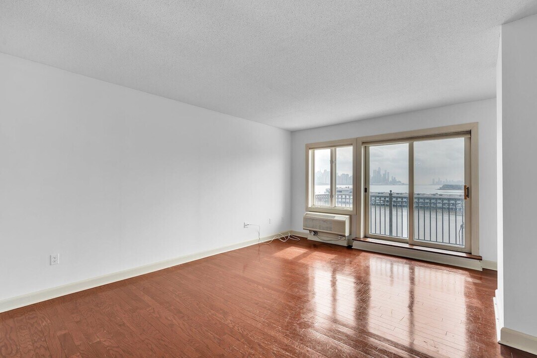 6209 City Pl in Edgewater, NJ - Building Photo