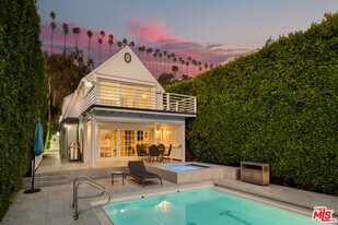 501 Palisades Beach Rd in Santa Monica, CA - Building Photo