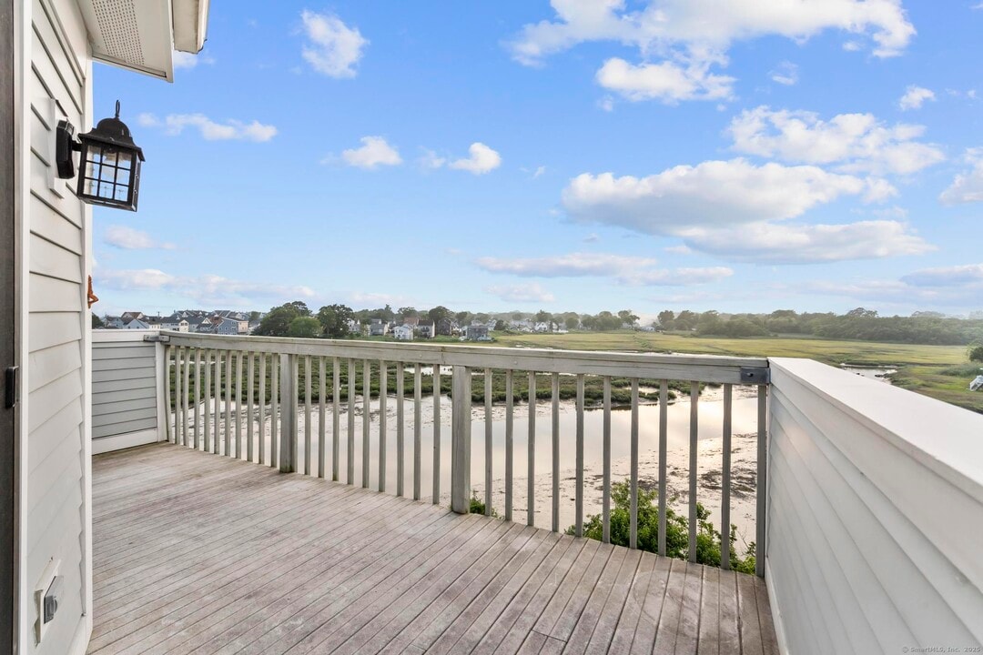 2 Mansfield Grove Rd in East Haven, CT - Building Photo