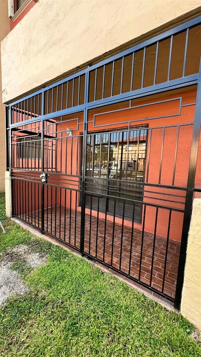 8095 NW 8th St in Miami, FL - Building Photo