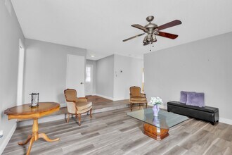 6630 Lindbrook Way in Sacramento, CA - Foto de edificio - Building Photo