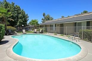 Canberra Court in Fresno, CA - Foto de edificio - Building Photo