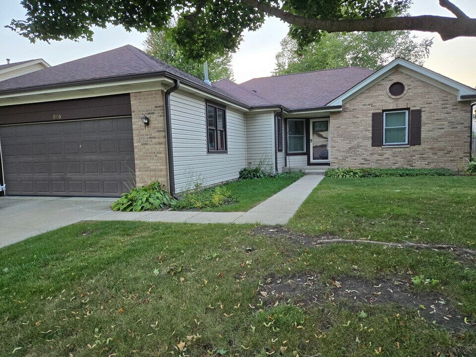 525 Old Country Way in Wauconda, IL - Building Photo