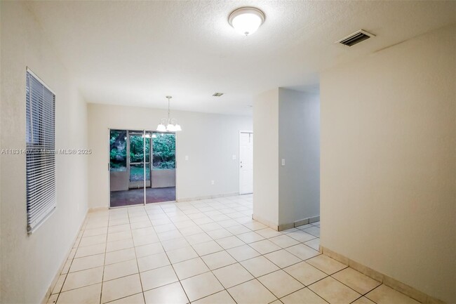 325 NW 190th St in Miami, FL - Building Photo - Building Photo