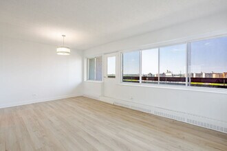 Le Saphir in St. Laurent, QC - Foto de edificio - Building Photo