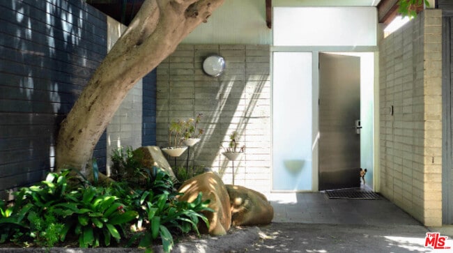 15146 Mulholland Dr in Los Angeles, CA - Building Photo - Building Photo