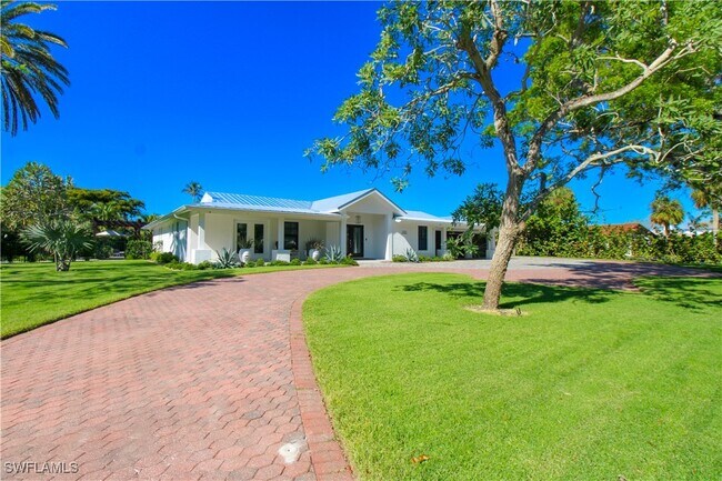 1555 Crayton Rd in Naples, FL - Building Photo - Building Photo