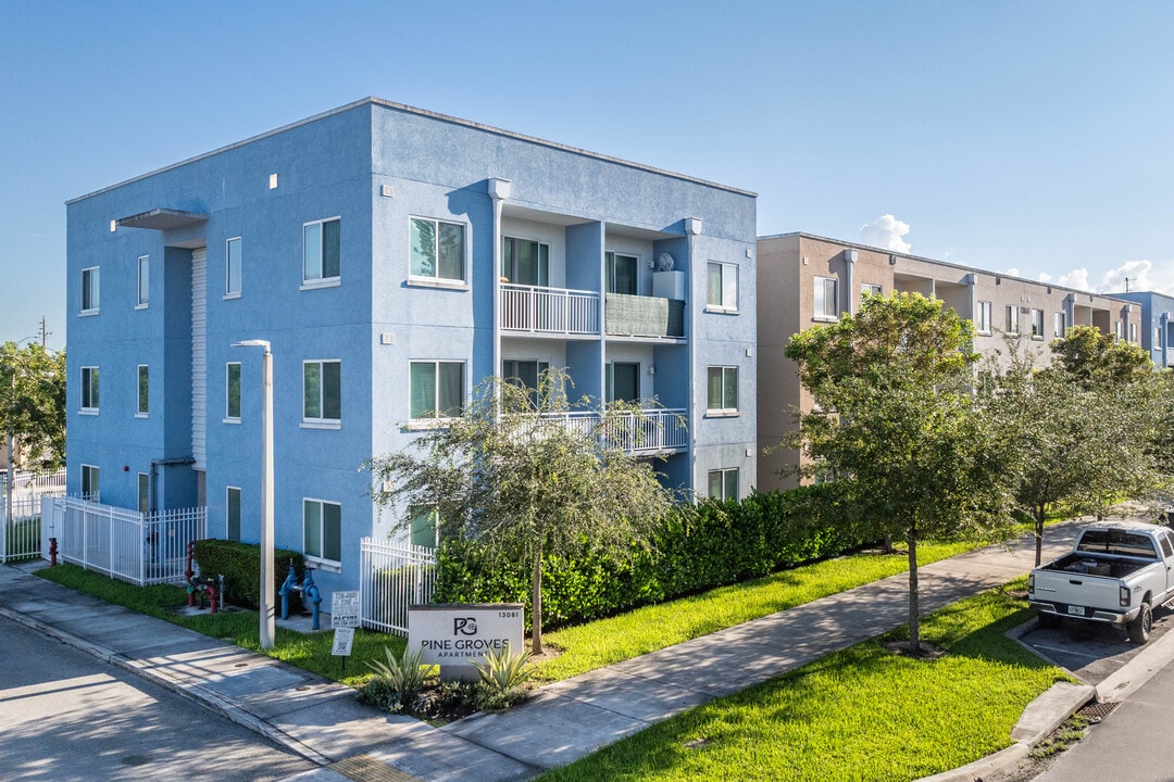 Pine Groves in Homestead, FL - Foto de edificio