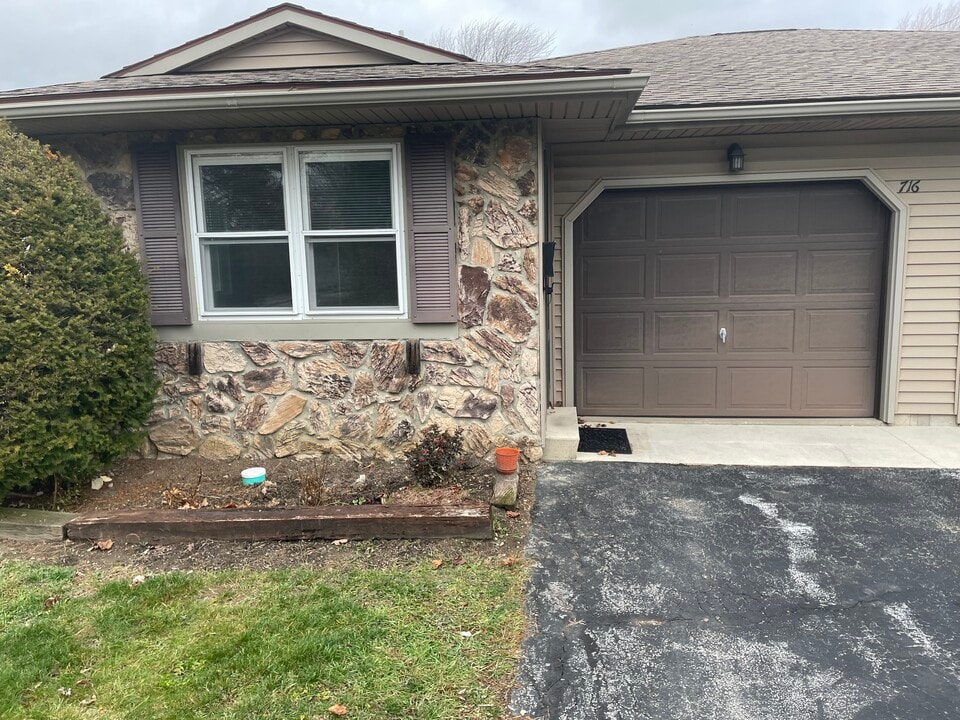 714 Park Ave, Unit 716 in Fostoria, OH - Building Photo