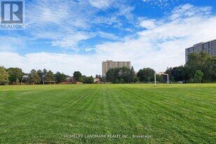 26 L'Amoreaux Dr in Toronto, ON - Building Photo