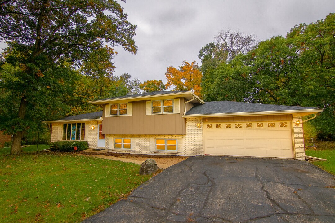 16 Longwood Way in Lemont, IL - Building Photo
