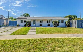 10010 SW 162nd St in Miami, FL - Building Photo