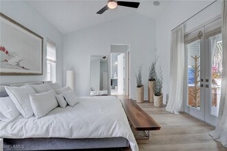 687 9th Ave S in Naples, FL - Foto de edificio - Building Photo