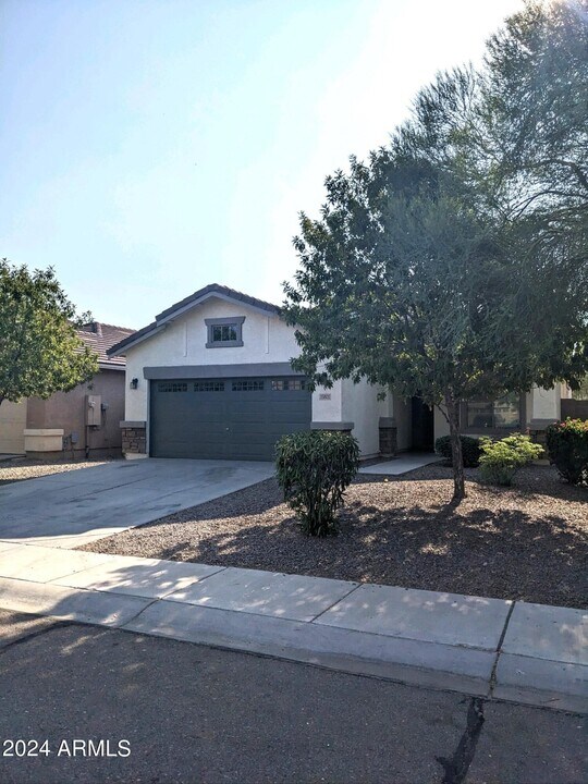 35801 N Zachary Rd in San Tan Valley, AZ - Foto de edificio