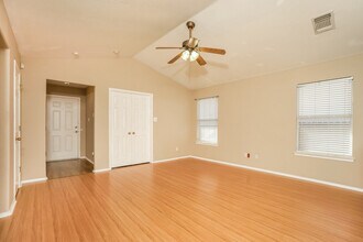 3425 Whisper Manor in Schertz, TX - Foto de edificio - Building Photo