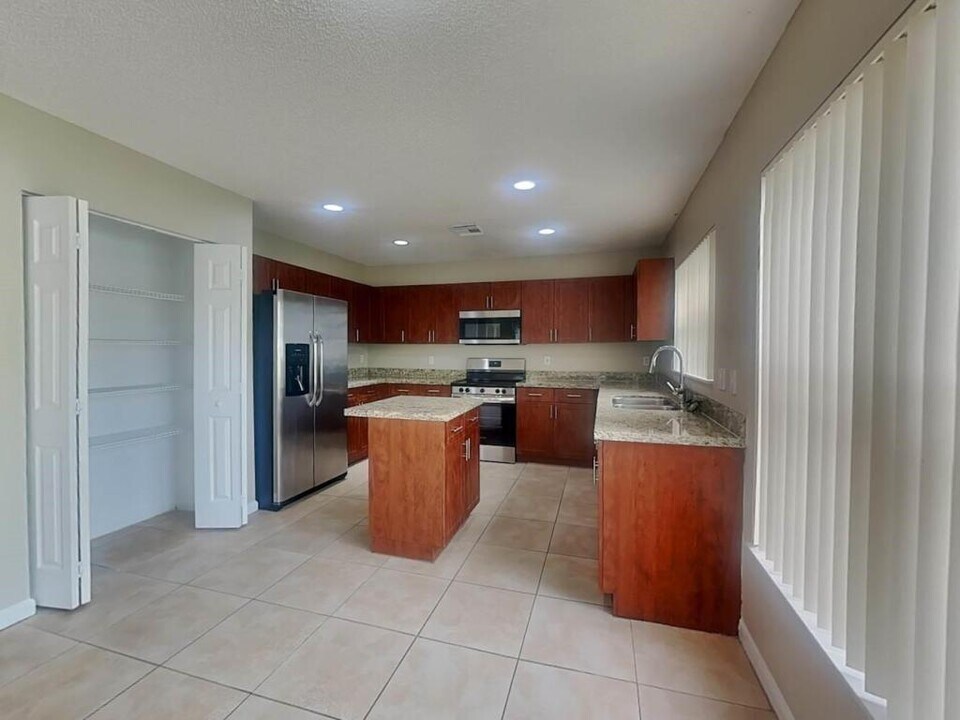 16290 SW 9th St in Pembroke Pines, FL - Building Photo