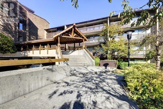 9857-9857 Manchester Dr in Burnaby, BC - Building Photo - Building Photo