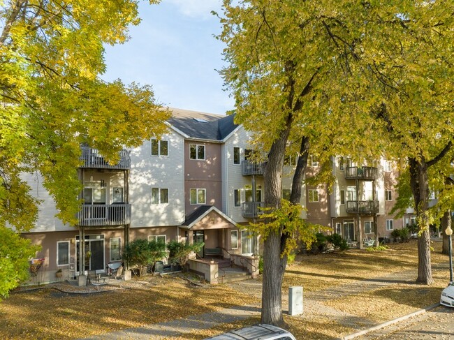 Eigth Street Manor in Fargo, ND - Building Photo - Building Photo