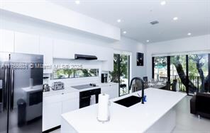 7105 NE 4th Ct in Miami, FL - Foto de edificio