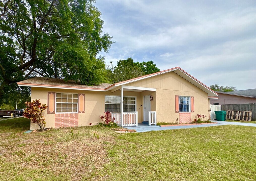 2147 Sandalwood Dr in Melbourne, FL - Building Photo