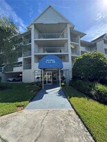 5567 Sea Forest Dr, Unit 319 in New Port Richey, FL - Building Photo