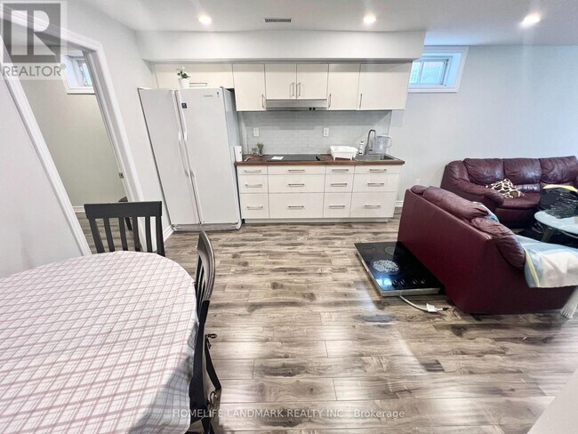 18 Fountain Ct in Richmond Hill, ON - Building Photo - Building Photo