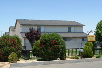 16378 Sequoia Ave in Hesperia, CA - Building Photo - Building Photo