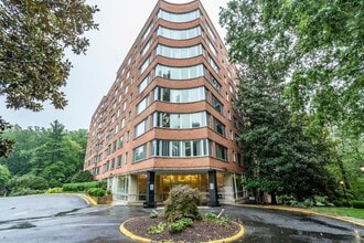 4200 Cathedral Ave NW in Washington, DC - Foto de edificio - Building Photo