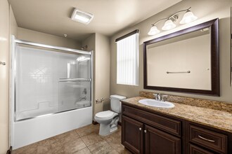 Le Blanc Apartments in Canoga Park, CA - Foto de edificio - Building Photo