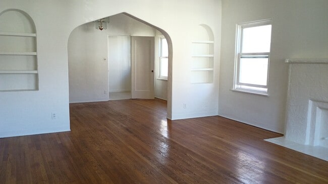 317 N Gardner St, Unit Unit 317 1/2 in Los Angeles, CA - Foto de edificio - Building Photo