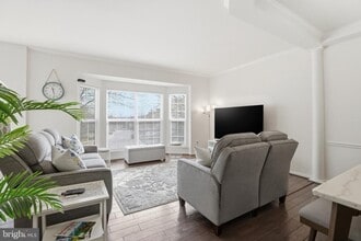 18525 Sierra Springs Square in Leesburg, VA - Building Photo - Building Photo