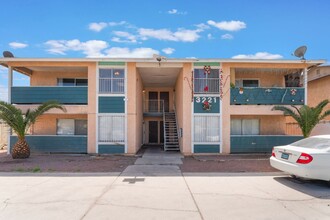 3221 Thomas Ave in North Las Vegas, NV - Foto de edificio - Building Photo