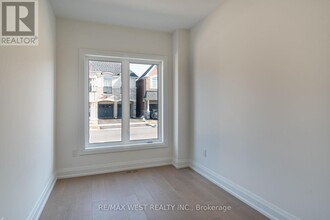 3903 Koenig Rd in Burlington, ON - Building Photo - Building Photo