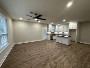 914 W Baker St in Denison, TX - Building Photo - Building Photo