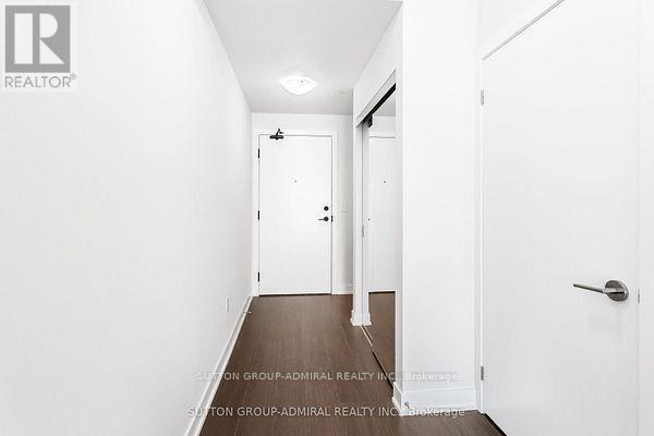 4130 Parkside Village Dr in Mississauga, ON - Building Photo - Building Photo