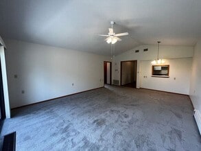 12 Green Mountain Dr in Iowa City, IA - Building Photo - Building Photo