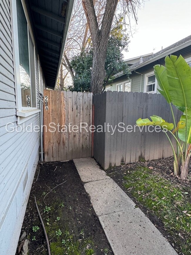 329 Pleasant St in Roseville, CA - Building Photo - Building Photo