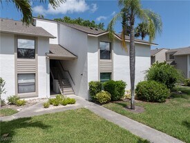5483 Peppertree Dr in Ft. Myers, FL - Building Photo
