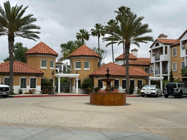 2220 Camino De La Reina in San Diego, CA - Building Photo - Building Photo