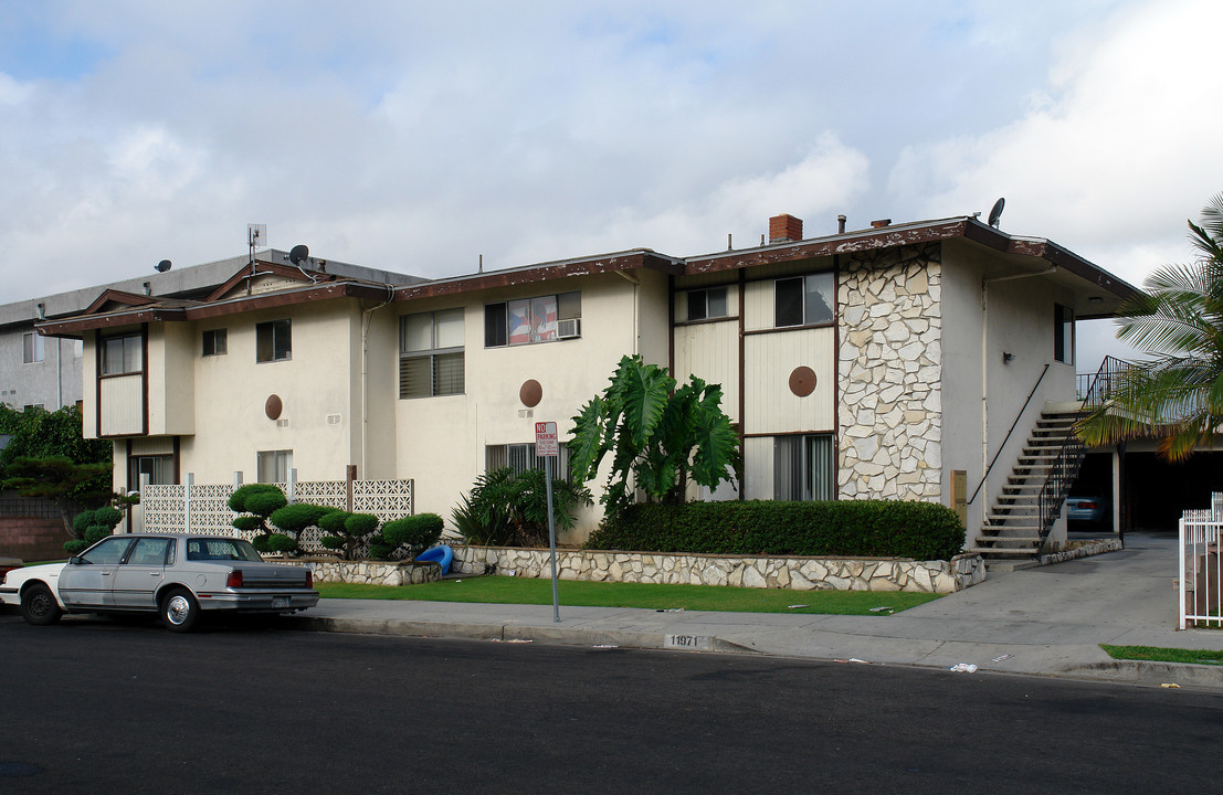 11971 Eucalyptus Ave in Hawthorne, CA - Foto de edificio