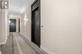 33 Charles St E in Toronto, ON - Building Photo - Building Photo