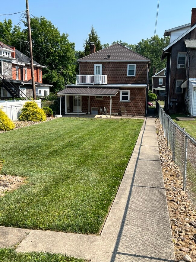 842 12th Ave in Huntington, WV - Foto de edificio - Building Photo