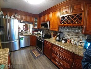 4707 NW 82nd Ave in Lauderhill, FL - Foto de edificio - Building Photo
