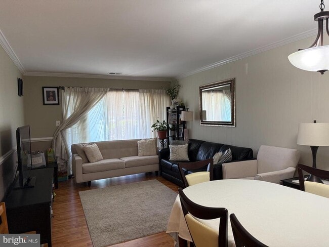 property at 5806 Royal Ridge Dr