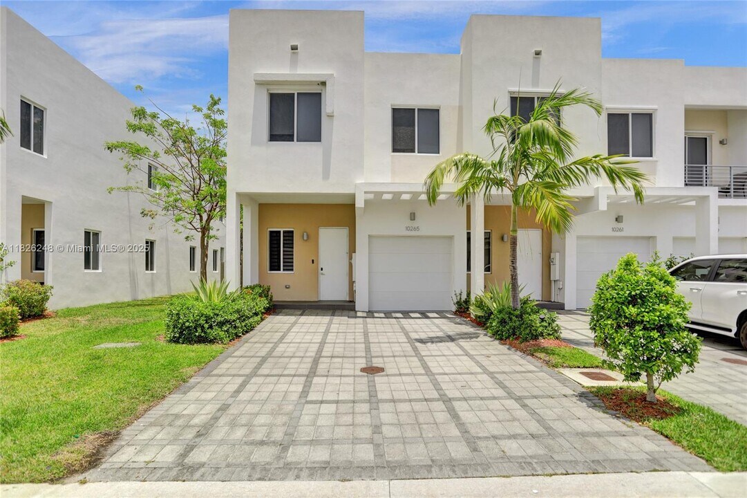 10265 NW 72nd Terrace in Doral, FL - Building Photo