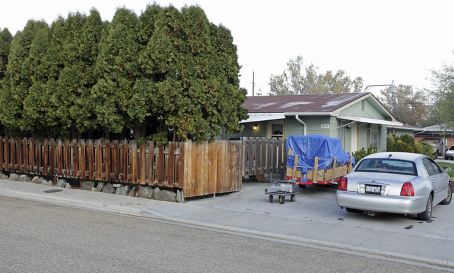 1715-1719 Willow St in Caldwell, ID - Foto de edificio - Building Photo