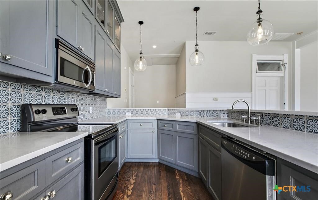 202 N LBJ Dr in San Marcos, TX - Building Photo