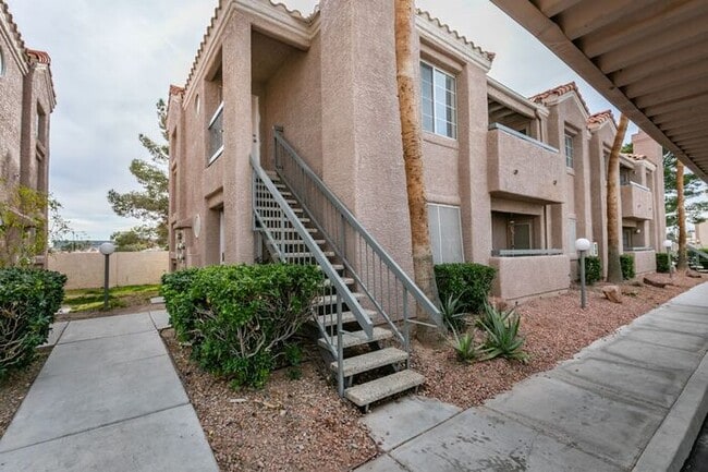 1375 E Hacienda Ave in Las Vegas, NV - Building Photo - Building Photo