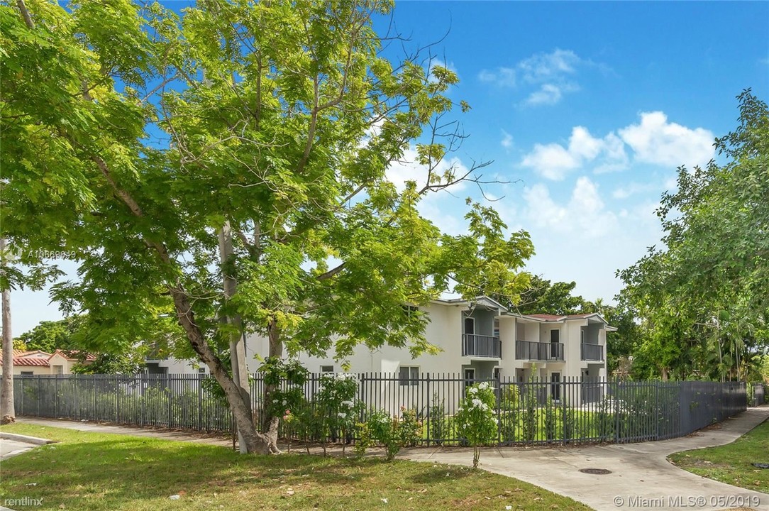 465 NE 59th St-Unit -Apt 1 in Miami, FL - Building Photo