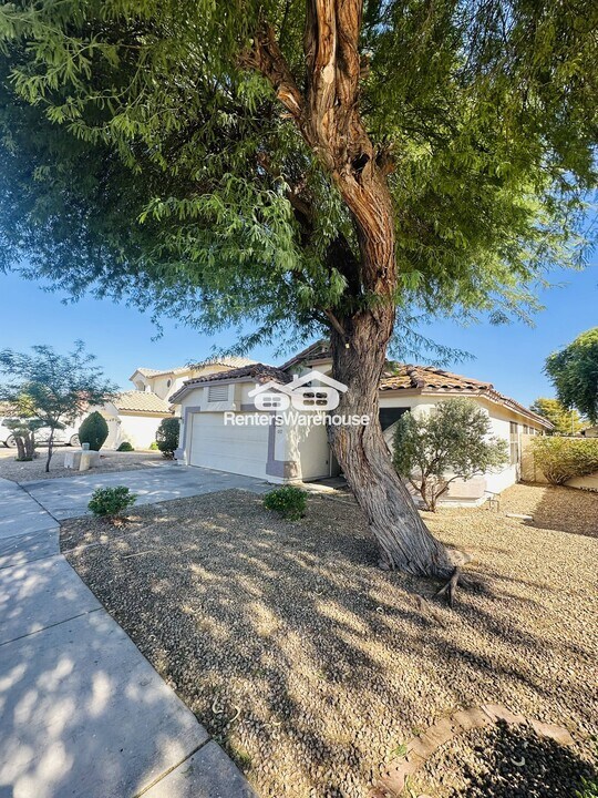 12572 W Almeria Rd in Avondale, AZ - Building Photo